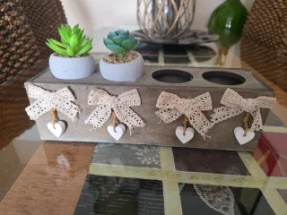 Macetero decorativo con flores y corazones