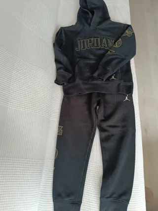 Sudadera Jordan Negra y Dorada talla S 8-10 años