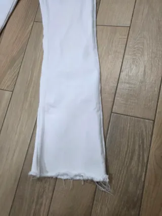 Pantalón vaquero flare blanco