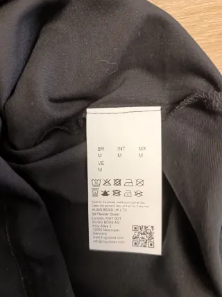 Camiseta Hugo Boss Negra con Logo Amarillo