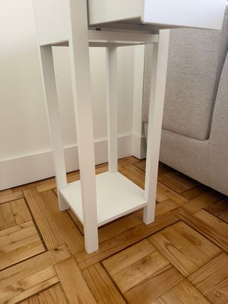 Mesilla de noche estrecha blanca con cajón