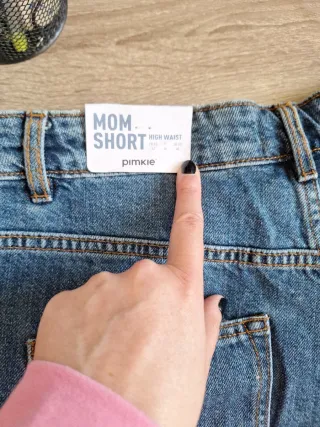 Pantalón corto vaquero desgastado