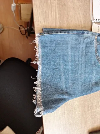 Pantalón corto vaquero desgastado