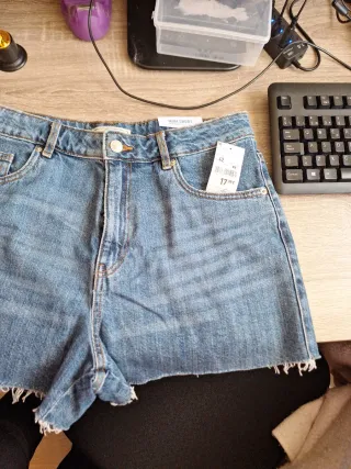 Pantalón corto vaquero desgastado