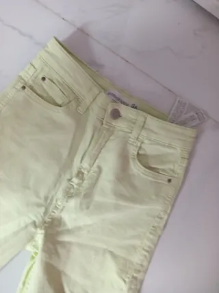 Pantalón vaquero flare verde pastel