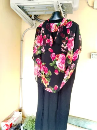 Abito estivo nero , con blazer su stampa floreale
