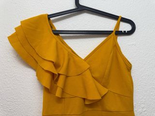 Vestido amarillo con volantes