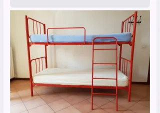 Letto a castello rosso con doghe in legno