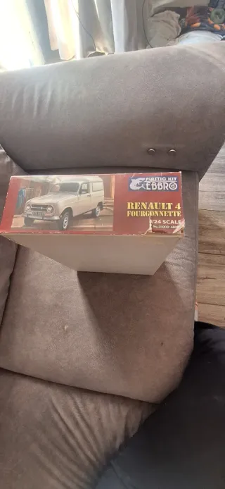 Maqueta Renault 4 Furgoneta 1/24 EBBRO
