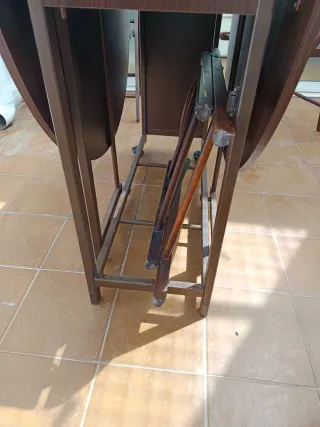 Mesa plegable y 4 sillas de madera