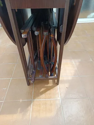 Mesa plegable y 4 sillas de madera
