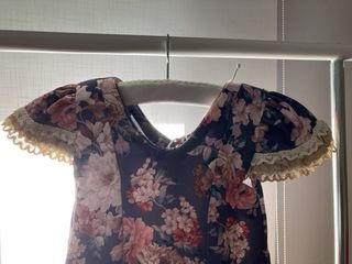 Traje de flamenca niña floral. Incluye complcomple