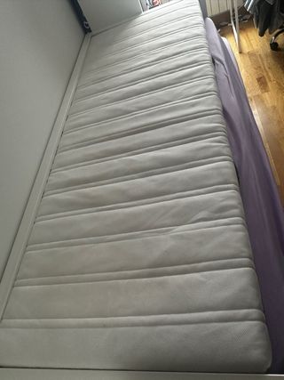 Colchón Ikea 80x200, viene de un divan Hemnes.