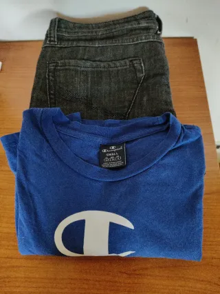 Maglietta Champion Blu + jeans nero