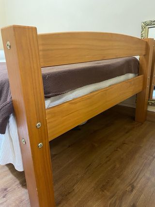 2 Camas individuales de madera
