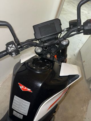 KTM Duke 390 Blanca y Naranja