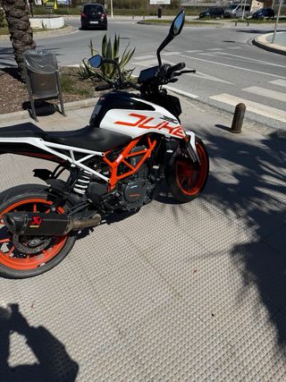 KTM Duke 390 Blanca y Naranja
