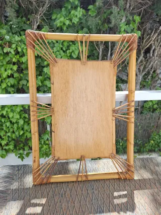 Espejo de bambú con marco decorativo