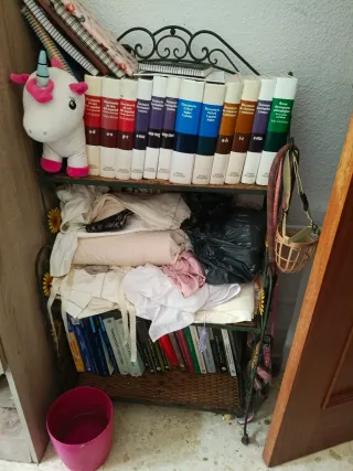 Estantería metálica negra con mimbre