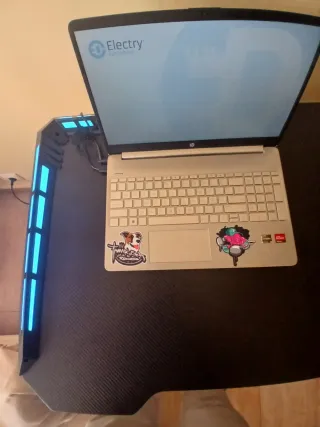 Escritorio gaming LED con soporte cascos y cables