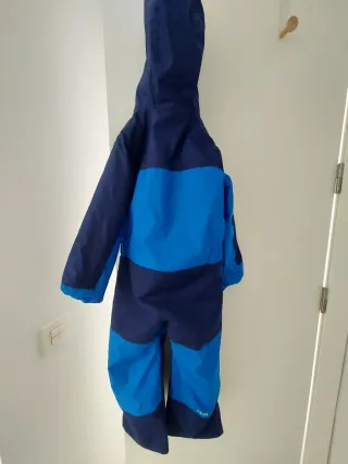 Mono de esquí azul y marino