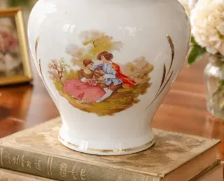 Jarrón de porcelana con escena romántica