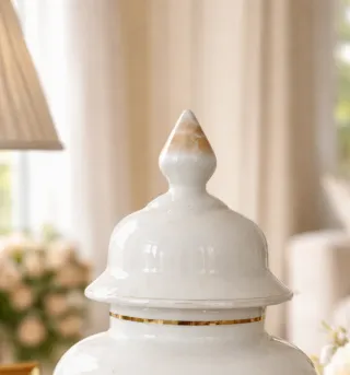 Jarrón de porcelana con escena romántica