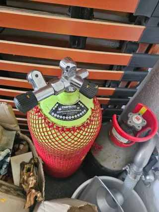 Equipo de buceo naranja y negro
