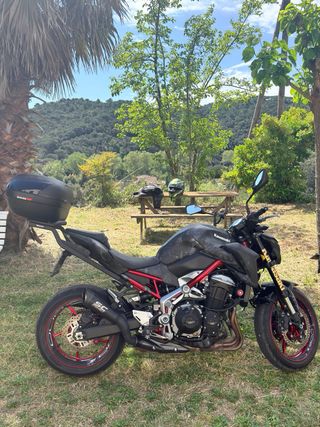 Kawasaki Z900 Negra y Roja