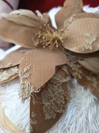 Tocado fiesta beige y dorado