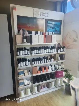 Mueble expositor para productos con televisión .