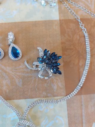 Set gioielli e spilla capelli blu