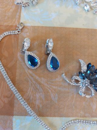 Set gioielli e spilla capelli blu