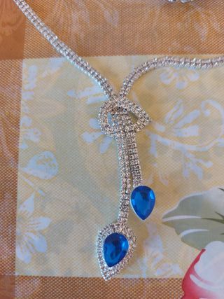 Set gioielli e spilla capelli blu
