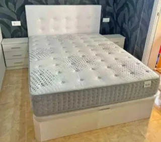 Canapé di lusso con materassi di varie altezze e base in legno