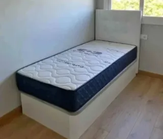 Canapé di lusso con materassi di varie altezze e base in legno