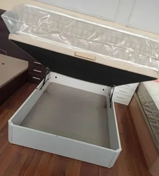 Canapé di lusso con materassi di varie altezze e base in legno