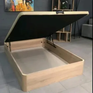 Canapé di lusso con materassi di varie altezze e base in legno