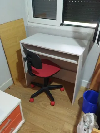 Escritorio blanco con silla roja ajustable
