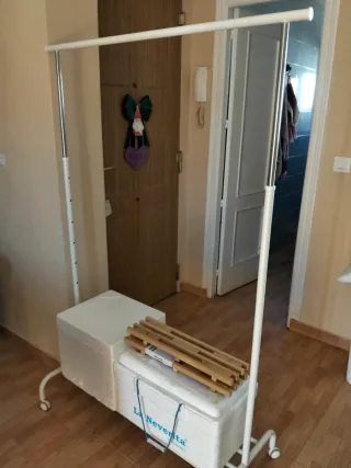 Burro de ropa con ruedas