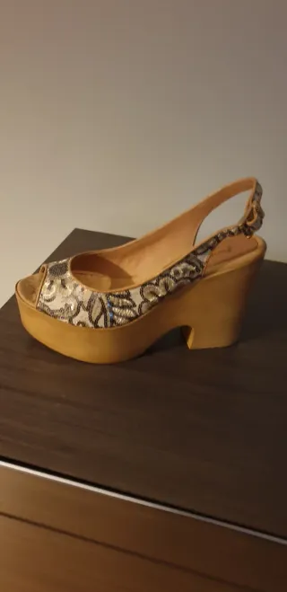 Zapatos de tacón de plataforma dorados y blancos