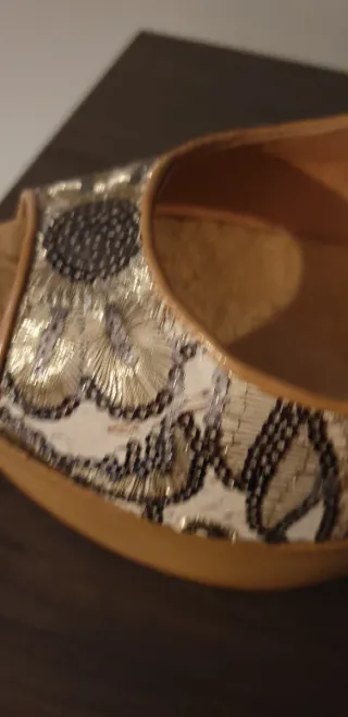Zapatos de tacón de plataforma dorados y blancos