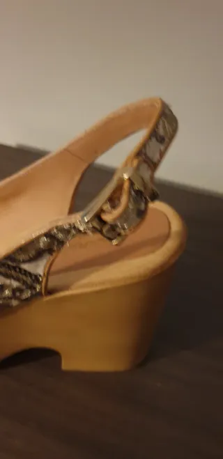Zapatos de tacón de plataforma dorados y blancos