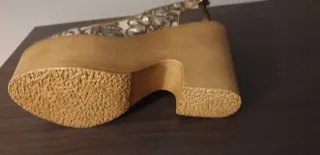 Zapatos de tacón de plataforma dorados y blancos