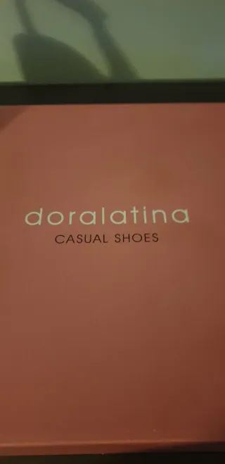 Zapatos de tacón de plataforma dorados y blancos