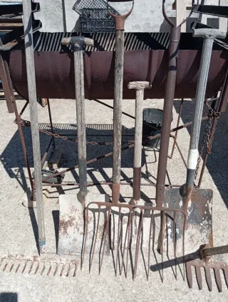 Horca y palas antiguas rastrillo