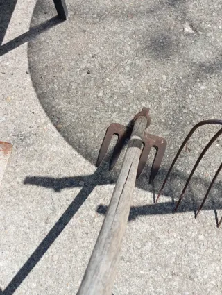 Horca y palas antiguas rastrillo