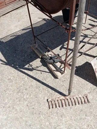 Horca y palas antiguas rastrillo