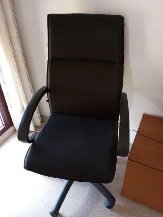 Sillón de oficina negro