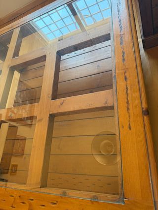 Mesa de madera natural con cristal para salón
